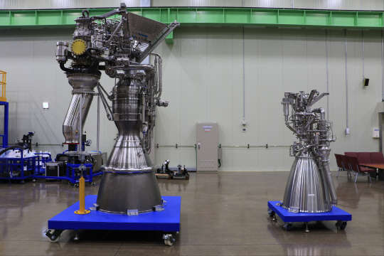 다음달 나로우주센터에서 본격적인 연소시험에 들어갈 예정인 75톤 액체엔진의 시제품(왼쪽)과 7톤 액체엔진의 시제품(오른쪽)의 모습. 항우연 제공